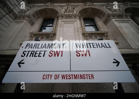 Ein Straßenschild, das den Weg zur Parliament Street und Whitehall in London, England, weist, wo die Führung des Coronavirus, der Menschen auffordert, von zu Hause aus zu arbeiten, aufgehoben wurde. Die Maßnahmen von Plan B werden ab nächster Woche fallen gelassen, einschließlich der Aufhebung der Anforderungen an die Gesichtsmaske ab Donnerstag. Bilddatum: Samstag, 22. Januar 2022. Stockfoto