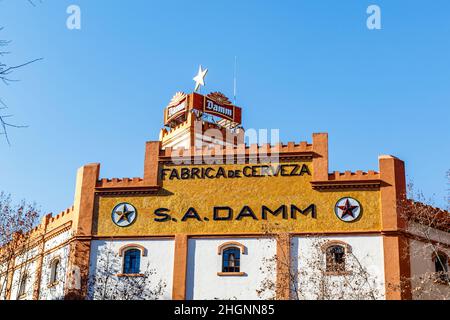 Fassade der Bierbrauerei Estrella Damm (Fabrica de Cerveza auf Spanisch) in el Eixample in Barcelona, Katalonien, Spanien, Europa Stockfoto