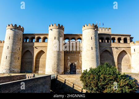 Außenansicht des Aljafería-Palastes in Zaragoza, Aragon, Spanien, Europa Stockfoto