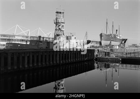 Ponton auf dem Royal Victoria Dock, den Londoner Docklands, Südostengland, mit dem viktorianischen SS Robin Dampfschiff und dem ehemaligen Trinity House Lightship Stockfoto