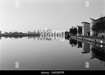 Royal Albert Dock in den Londoner Docklands, Südostengland, mit der East London University und der Isle of Dogs in der Ferne Stockfoto