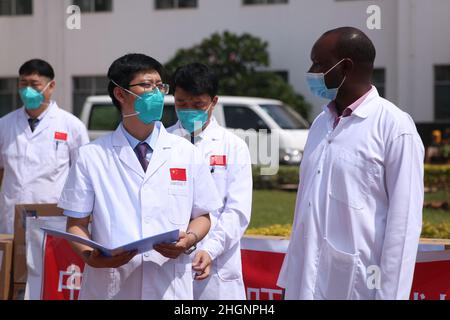 (220122) -- KIGALI, 22. Januar 2022 (Xinhua) -- Peng Jikui (L Front), Leiter des chinesischen medizinischen Teams in Ruanda, und Gahima John (R, Front), Generaldirektor des Kibungo-Verweiskrankenhauses, nehmen an einer Zeremonie für die Spende von medizinischem Material durch das chinesische medizinische Team an das Kibungo-Verweiskrankenhaus im Bezirk Ngoma, Ostprovinz, Ruanda, am 20. Januar 2022 Teil. Zu den vom Team dem Krankenhaus vorgestellten Artikeln gehören Händedesinfektionsmittel, chirurgisches Händedesinfektionsgel, medizinische OP-Maske, Desinfektionstabletten, Einweg-Schutzkleidung, Einweg-OP-Mantel und medizinische Einwegmaske Stockfoto