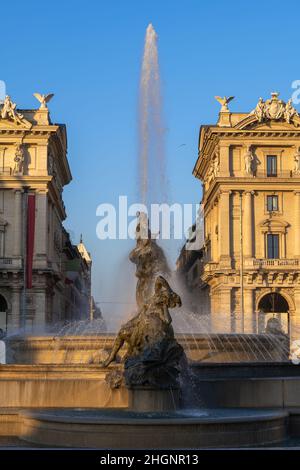 Italien, Rom, Brunnen der Naiads (Fontana delle Naiadi) bei Sonnenaufgang auf dem Platz der Piazza della Repubblica. Stockfoto