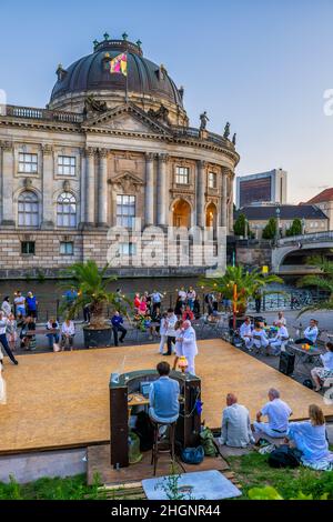 Berlin, Deutschland, Menschen tanzen in der Strandbar Mitte Open Air Beach Bar Dance Floor im Monbijou Park im Stadtzentrum neben dem Bode Museum und dem Fluss Sp Stockfoto