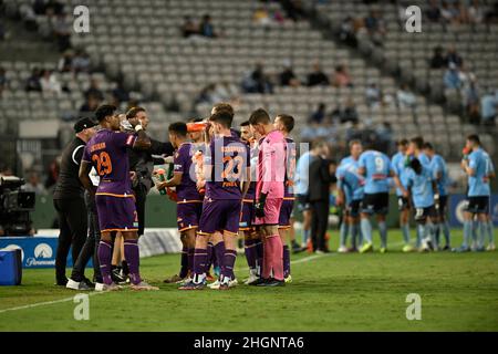 Netstrata Jubilee Stadium, Kogarah, Australien. 22nd Januar 2022. Australian A-League Football, Sydney FC gegen Perth Glory; beide Teams nutzen die Getränkepause Credit: Action Plus Sports/Alamy Live News Stockfoto