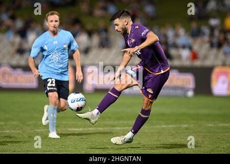 Netstrata Jubilee Stadium, Kogarah, Australien. 22nd Januar 2022. Australian A-League Football, Sydney FC gegen Perth Glory; Adrian Sardinero von Perth Glory kontrolliert den Ball in der Region Credit: Action Plus Sports/Alamy Live News Stockfoto