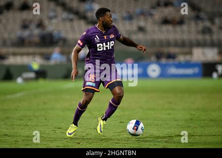 Netstrata Jubilee Stadium, Kogarah, Australien. 22nd Januar 2022. Australian A-League Football, Sydney FC gegen Perth Glory; Daniel Sturridge von Perth Glory sucht nach Passing-Optionen Credit: Action Plus Sports/Alamy Live News Stockfoto