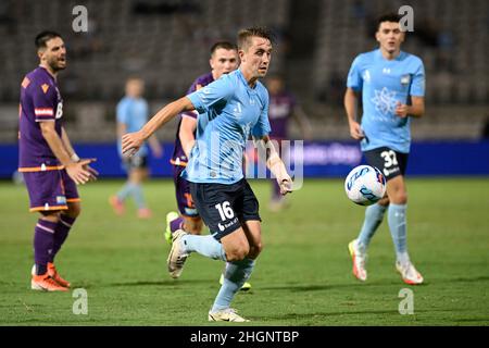 Netstrata Jubilee Stadium, Kogarah, Australien. 22nd Januar 2022. Australian A-League Football, Sydney FC gegen Perth Glory; Joel King vom Sydney FC läuft auf den Durchgangsball Credit: Action Plus Sports/Alamy Live News Stockfoto