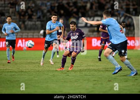 Netstrata Jubilee Stadium, Kogarah, Australien. 22nd Januar 2022. Australian A-League Football, Sydney FC gegen Perth Glory; Bruno Fornaroli von Perth Glory spielt den Ball weit Kredit: Action Plus Sports/Alamy Live News Stockfoto