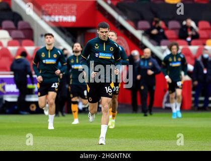 London, Großbritannien. 22nd Januar 2022. 22nd. Januar 2022: Brentford Community Stadium, London, England; Premier League Football Brentford gegen Wolverhampton Conor Coady von Wolverhampton Wanderers Warming Up Credit: Action Plus Sports Images/Alamy Live News Stockfoto
