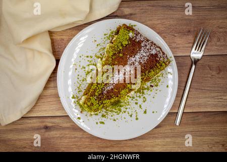 Traditionelles Türkisches Dessert Ekmek Kadayif / Brotpudding. Ramadan Dessert mit Creme Stockfoto