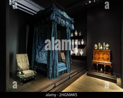 State Bed von Hampton Court, Herefordshire, ca. 1698 Britisch im Stil von Daniel Marot, dieses Bett wurde für Thomas, Baron Coningsby (1656–1729), für Hampton Court, Herefordshire, angefertigt, wo es bis 1925 blieb. Die Vorhänge, die Arbeitsscheibe, das Kopftuch und einige der Zierleisten sind moderne Kopien der Originale. Hören Sie zu, wie Experten die Geschichte dieses Kunstwerks beleuchten Hörspiel oder Pause #2134. Bed, State unterstützt von Bloomberg Philanthropies Leider ist das Transkript für diesen Audiotrack derzeit nicht verfügbar. Wir arbeiten daran, es So bald wie möglich zur Verfügung zu stellen. Staatliches Bett von Hampton Co Stockfoto