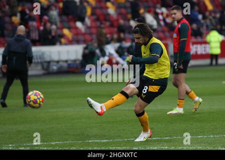 London, Großbritannien. 22nd Januar 2022. Rubn Neves of Wolverhampton Wanderers erwärmt sich während des Premier League-Spiels zwischen Brentford und Wolverhampton Wanderers am 22. Januar 2022 im Brentford Community Stadium, London, England. Foto von Ken Sparks. Nur zur redaktionellen Verwendung, Lizenz für kommerzielle Nutzung erforderlich. Keine Verwendung bei Wetten, Spielen oder Veröffentlichungen einzelner Clubs/Vereine/Spieler. Kredit: UK Sports Pics Ltd/Alamy Live Nachrichten Stockfoto