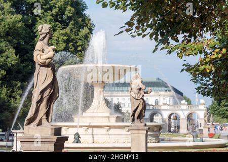 Sandsteinstatuen und Brunnen im Sächsischen Garten, Warschau, Polen. Vor 1745 von einem anonymen Warschauer Bildhauer unter der Leitung von Johann Georg angefertigt Stockfoto