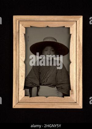 Kenji Morita 1886 Fujita Japanisch als Japan 1850s seine Häfen nach Westen öffnete, wurde die Fotografie – im wahrsten Sinne des Wortes shaschin genannt, eine Kopie der Wahrheit – bald weit verbreitet. Professionelle High-End-Salons und Open-Air-Studios, die von umherziehenden Praktizierenden betrieben werden, boten Porträts in jeder Preisklasse. Während die Beliebtheit von Ambrotypen, einer positiven Fotografie auf Glas, in den Vereinigten Staaten von kurzer Dauer war, waren japanische Ambrotypen von Anfang 1870s bis Ende des 19. Jahrhunderts gefragt. Diese beiden ambrotype Porträts zeigen einen verträumten, vierzehnjährigen Schüler und einen barfuß-geish Stockfoto