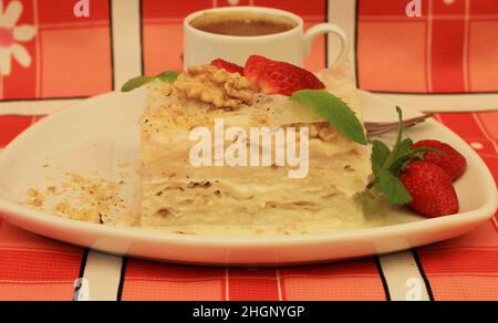 Gullach ist ein nationales türkisches Ramadan-Dessert aus Milch- und Reiskuchen, das seit der Zeit des Osmanischen Reiches zubereitet wird. Stockfoto