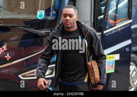 Oxford, Großbritannien. 22nd Januar 2022. Jaden Brown #3 von Sheffield Mittwoch steigt aus dem Mannschaftsbus bei der Ankunft im Kassam Stadium in Oxford, Großbritannien am 1/22/2022. (Foto von James Heaton/News Images/Sipa USA) Quelle: SIPA USA/Alamy Live News Stockfoto