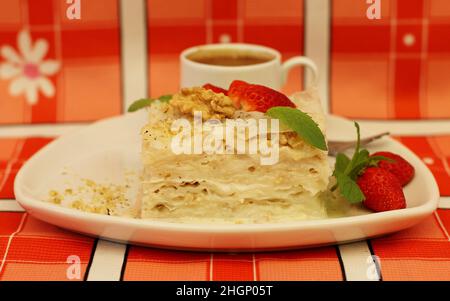 Gullach ist ein nationales türkisches Ramadan-Dessert aus Milch- und Reiskuchen, das seit der Zeit des Osmanischen Reiches zubereitet wird. Stockfoto