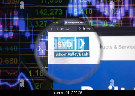 Firmenlogo der SVB Silicon Valley Bank auf einer Website mit verschwommenen Börsenentwicklungen im Hintergrund, die auf einem Computerbildschirm zu sehen sind Stockfoto