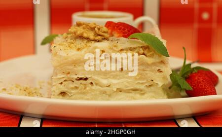 Gullach ist ein nationales türkisches Ramadan-Dessert aus Milch- und Reiskuchen, das seit der Zeit des Osmanischen Reiches zubereitet wird. Stockfoto