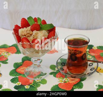 Gullach ist ein nationales türkisches Ramadan-Dessert aus Milch- und Reiskuchen, das seit der Zeit des Osmanischen Reiches zubereitet wird. Stockfoto