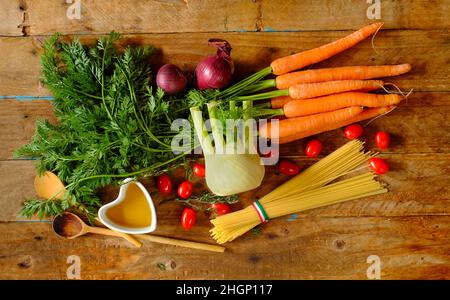 Spaghetti, Fenchel, Karotten, Tomaten, Lebensmittelzutaten für italienisches Rezept, italienisches Restaurant, italienische Küche, italienisches Kochkonzept Stockfoto