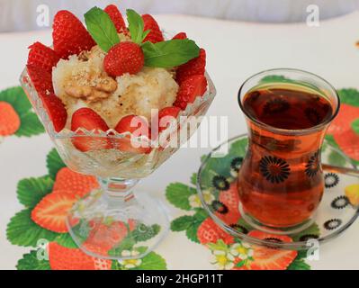 Gullach ist ein nationales türkisches Ramadan-Dessert aus Milch- und Reiskuchen, das seit der Zeit des Osmanischen Reiches zubereitet wird. Stockfoto