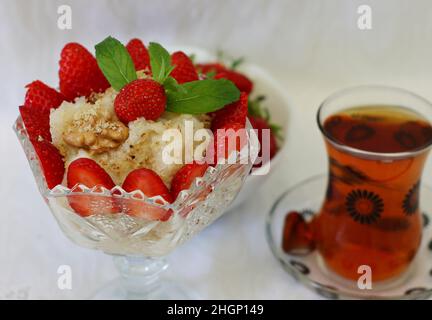 Gullach ist ein nationales türkisches Ramadan-Dessert aus Milch- und Reiskuchen, das seit der Zeit des Osmanischen Reiches zubereitet wird. Stockfoto