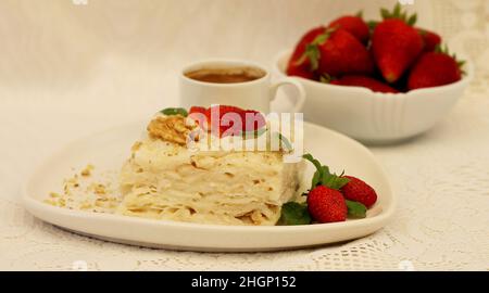 Gullach ist ein nationales türkisches Ramadan-Dessert aus Milch- und Reiskuchen, das seit der Zeit des Osmanischen Reiches zubereitet wird. Stockfoto