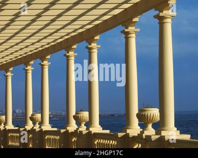 Promenade mit der gelben Pergola da Foz in Porto in Portugal Stockfoto