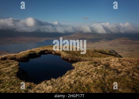 Wandern auf dem Buckagh Mountain bietet nicht nur nasse Füße durch den feuchten Torf (Deckmoore), sondern vor allem viele schöne Ausblicke über den Lough Feeagh und Stockfoto