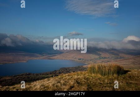 Wandern auf dem Buckagh Mountain bietet nicht nur nasse Füße durch den feuchten Torf (Deckmoore), sondern vor allem viele schöne Ausblicke über den Lough Feeagh und Stockfoto