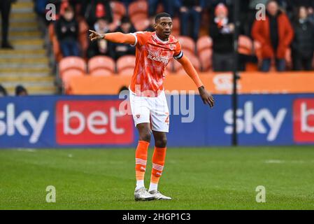 Blackpool, Großbritannien. 22nd Januar 2022. Marvin Ekpiteta #21 von Blackpool gibt seinem Team Anweisungen in , am 1/22/2022. (Foto von Craig Thomas/News Images/Sipa USA) Quelle: SIPA USA/Alamy Live News Stockfoto