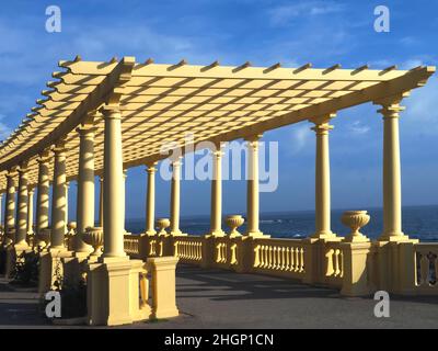 Promenade mit der gelben Pergola da Foz in Porto in Portugal Stockfoto