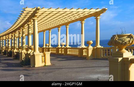 Promenade mit der gelben Pergola da Foz in Porto in Portugal Stockfoto