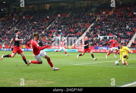 Sean Clare von Charlton Athletic versucht während des Sky Bet League One-Spiels im Londoner Valley einen Torschuss. Bilddatum: Samstag, 22. Januar 2022. Stockfoto