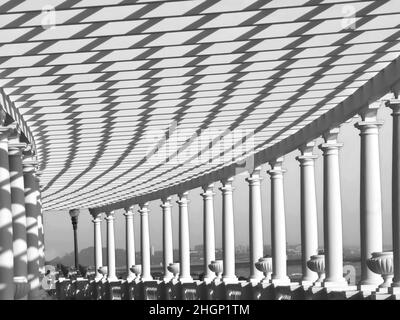 Promenade mit der gelben Pergola da Foz in Porto in Portugal Stockfoto