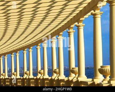 Promenade mit der gelben Pergola da Foz in Porto in Portugal Stockfoto