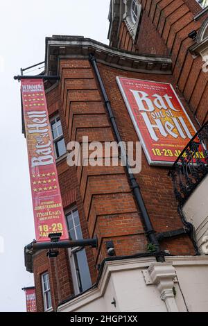 London, Großbritannien. 22 Januar 2022. Ein Plakat, das das „bat Out of Hell“-Musical im New Wimbledon Theatre bewirbt, das von der amerikanischen Sängerin Meat Loaf inspiriert wurde, die im Alter von 74 Jahren starb. Kredit: amer ghazzal/Alamy Live Nachrichten Stockfoto