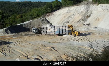 ilheus, bahia, brasilien - 13. januar 2012: Eimer- und Baggerlader extrahieren Sand in einer Mine in der Stadt Ilheus im Süden Bahia. Stockfoto