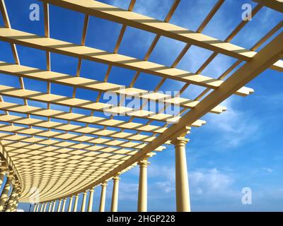 Promenade mit der gelben Pergola da Foz in Porto in Portugal Stockfoto