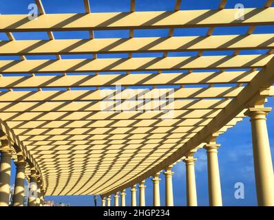 Promenade mit der gelben Pergola da Foz in Porto in Portugal Stockfoto