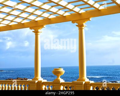 Promenade mit der gelben Pergola da Foz in Porto in Portugal Stockfoto