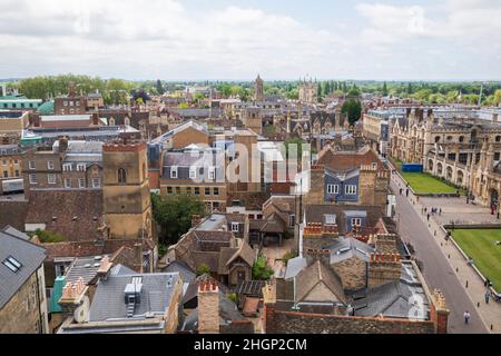 Vom Turm der Great St Mary's Church aus hat man einen Blick auf Cambridge, England. Stockfoto