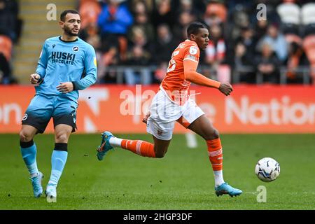 Blackpool, Großbritannien. 22nd Januar 2022. Dujon Sterling #35 von Blackpool macht eine Pause mit dem Ball in , am 1/22/2022. (Foto von Craig Thomas/News Images/Sipa USA) Quelle: SIPA USA/Alamy Live News Stockfoto