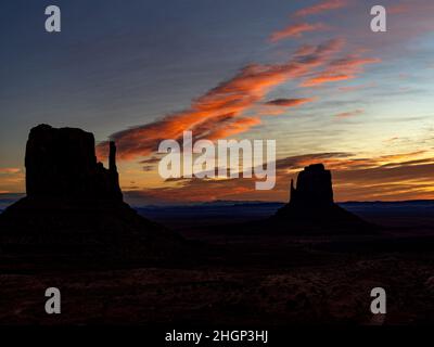 Dramatischer Sonnenaufgang über den Fäusten im Monument Valley Stockfoto