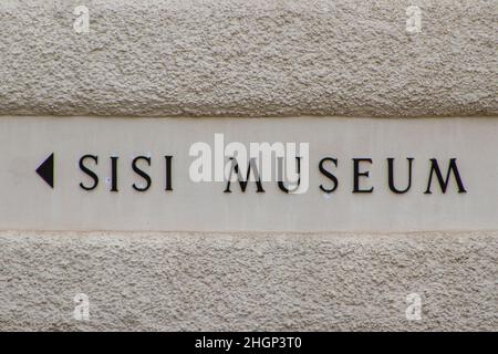 Wien, Österreich, 21. Juli 2021. Pfeil zeigt auf den Eingang zum Museum der Kaiserin Elisabeth von Österreich, Sissi Stockfoto