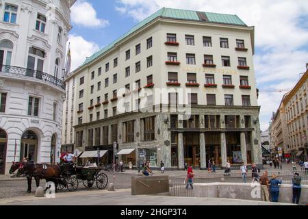 Wien, Österreich, 21. Juli 2021. Das Looshaus ist ein Gebäude, das um 1910 in Wien, Österreich, von Adolf Loos erbaut wurde. Das Gebäude beherbergt die Raiffeisenbank Stockfoto