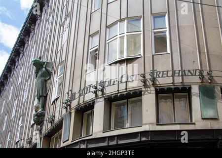 Wien, Österreich, 21. Juli 2021. Das Zacherlhaus ist ein Wohn- und Geschäftshaus. Otto-Wagner-Schule Stockfoto