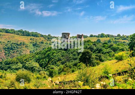 Blick auf die alte zerstörte Festung auf einem Hügel. Mystische Landschaft Stockfoto